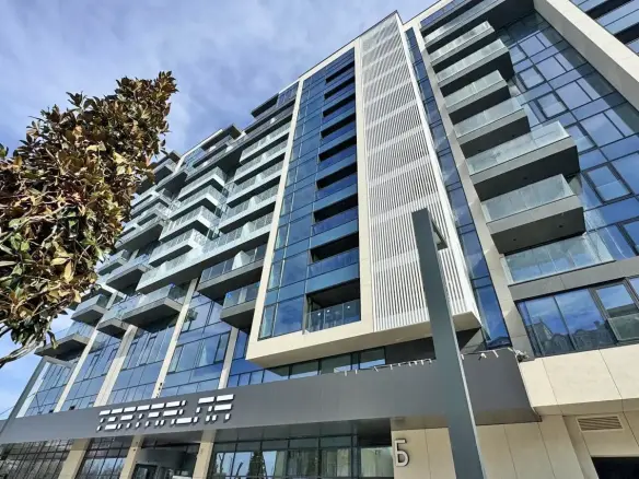 Three-bedroom apartment in a preferred newly built complex next to Zaimov Park