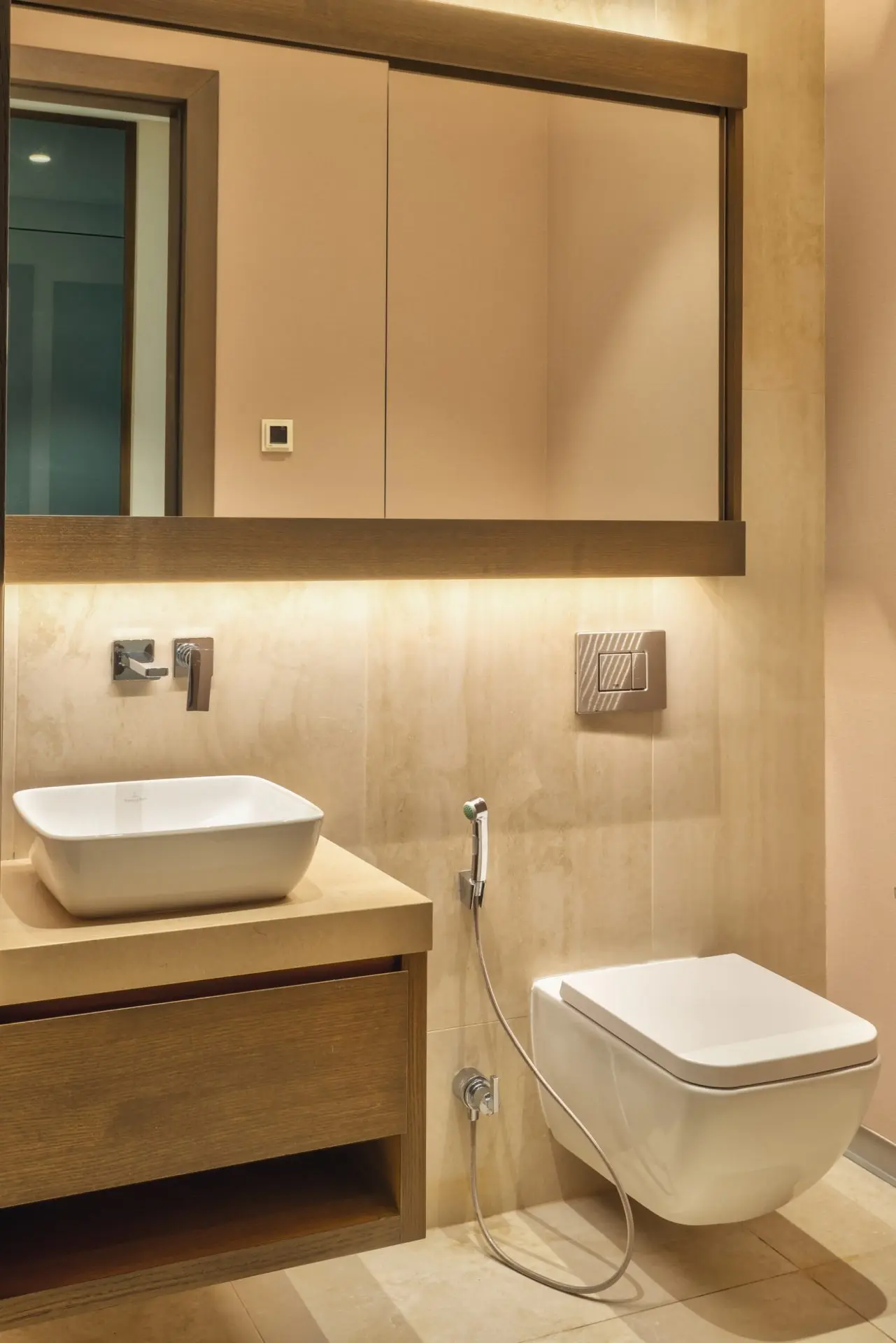 Spacious and modern three-bedroom apartment in Marina Residences