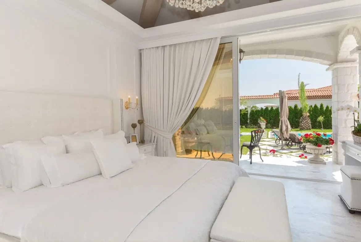 Luxurious four bedroom villa and pool in Sunny Beach for sale