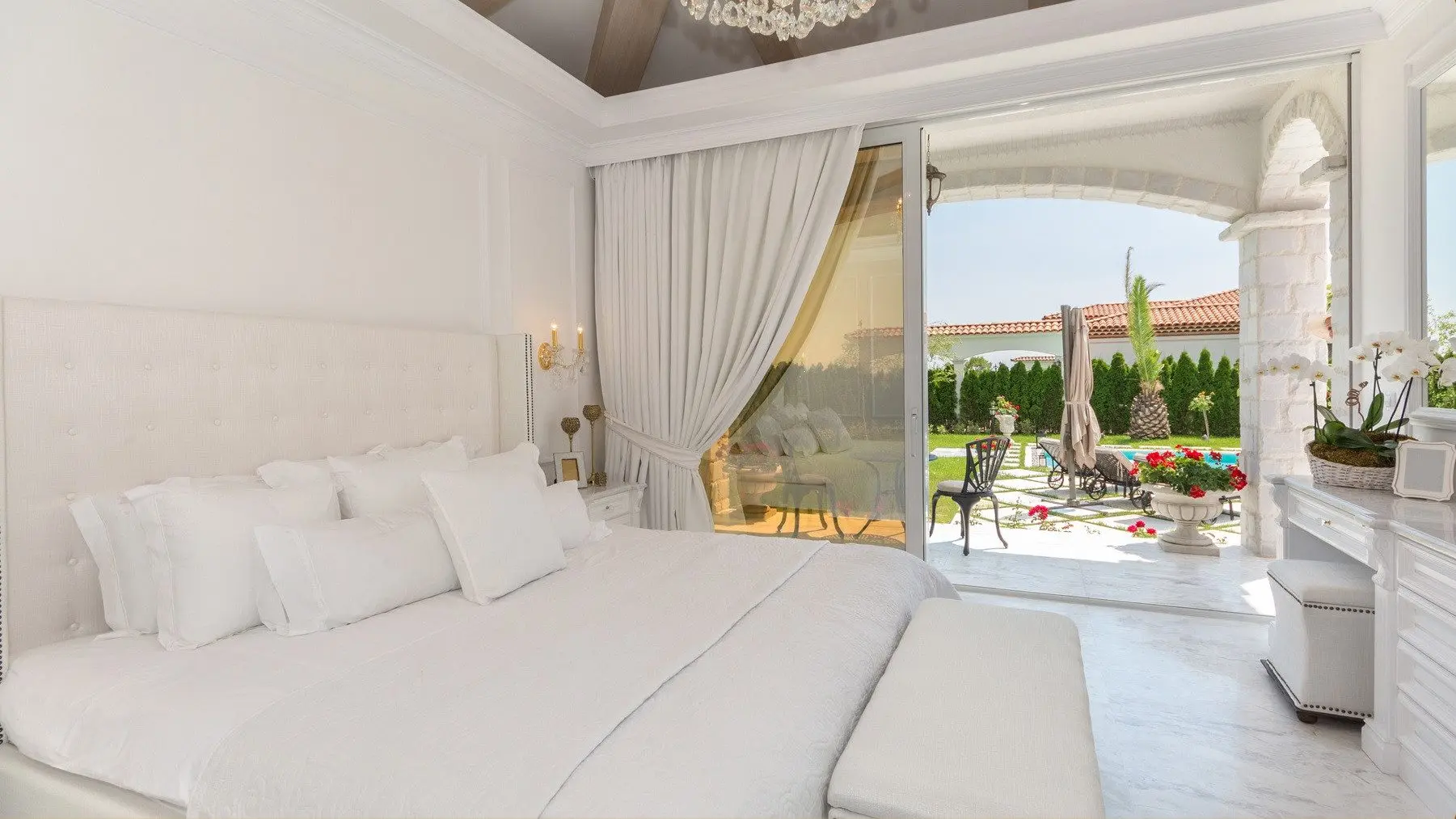 Luxurious four bedroom villa and pool in Sunny Beach for sale