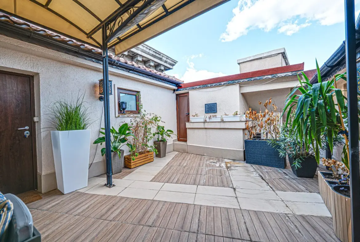 Elegant penthouse with impressive high ceilings on Saborna Street