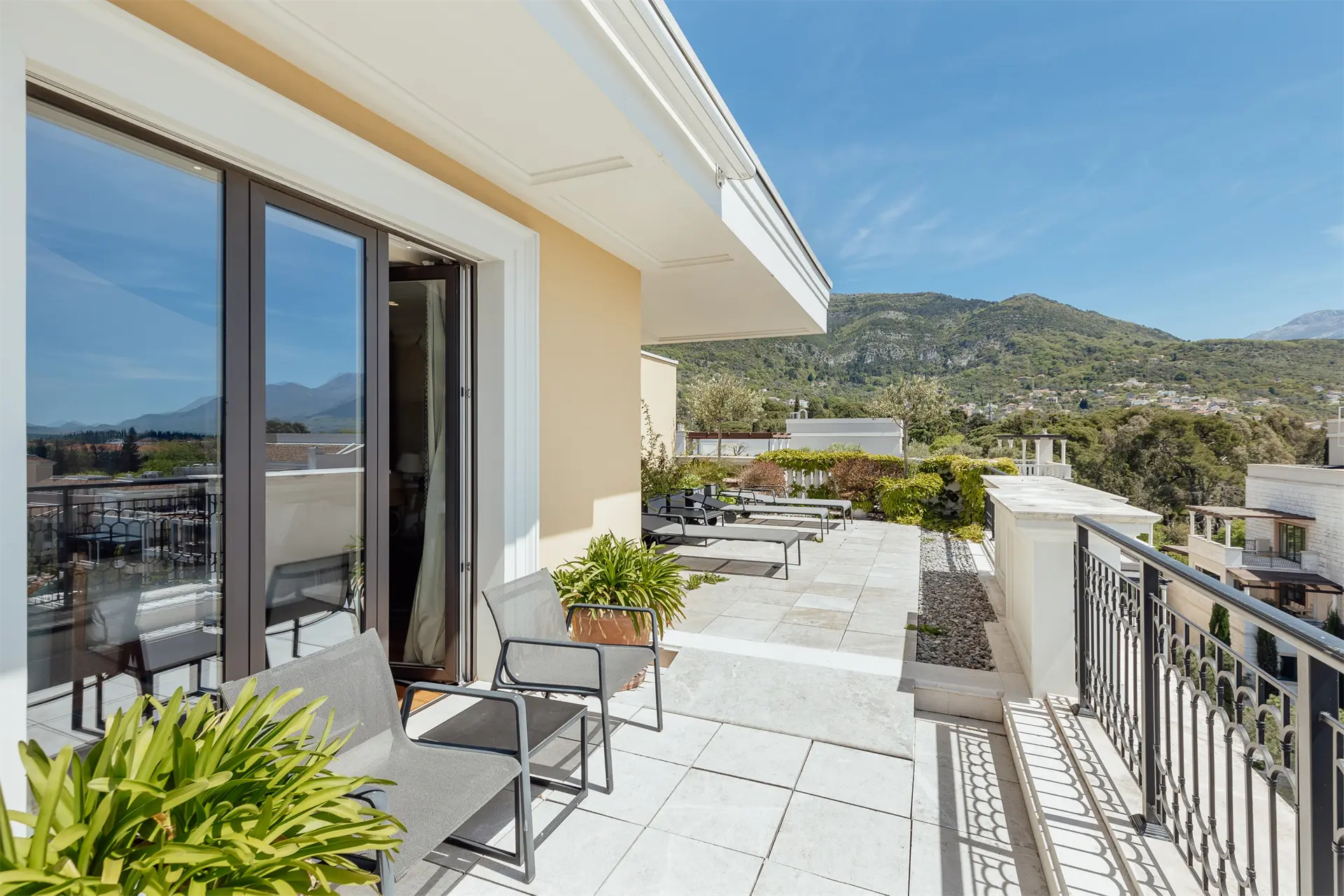 ee4844ac69e7f6e87bd789b75cebd063 Luxurious penthouse within the Regent 5* hotel, Porto Montenegro
