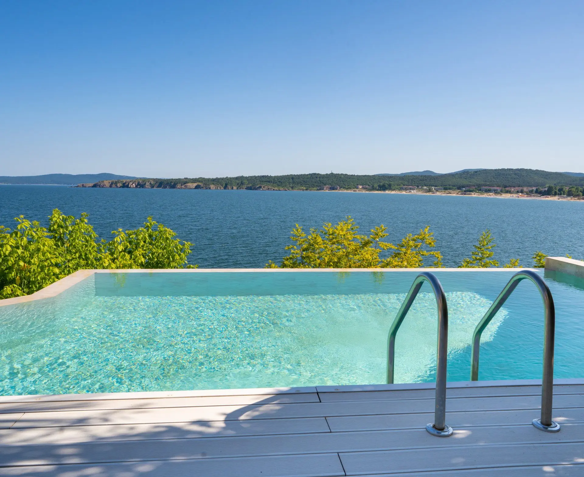 ee8302edb6dea336557d4f4fbf85357c-1 Excellent detached house in Sozopol on the seafront with pool and beach.