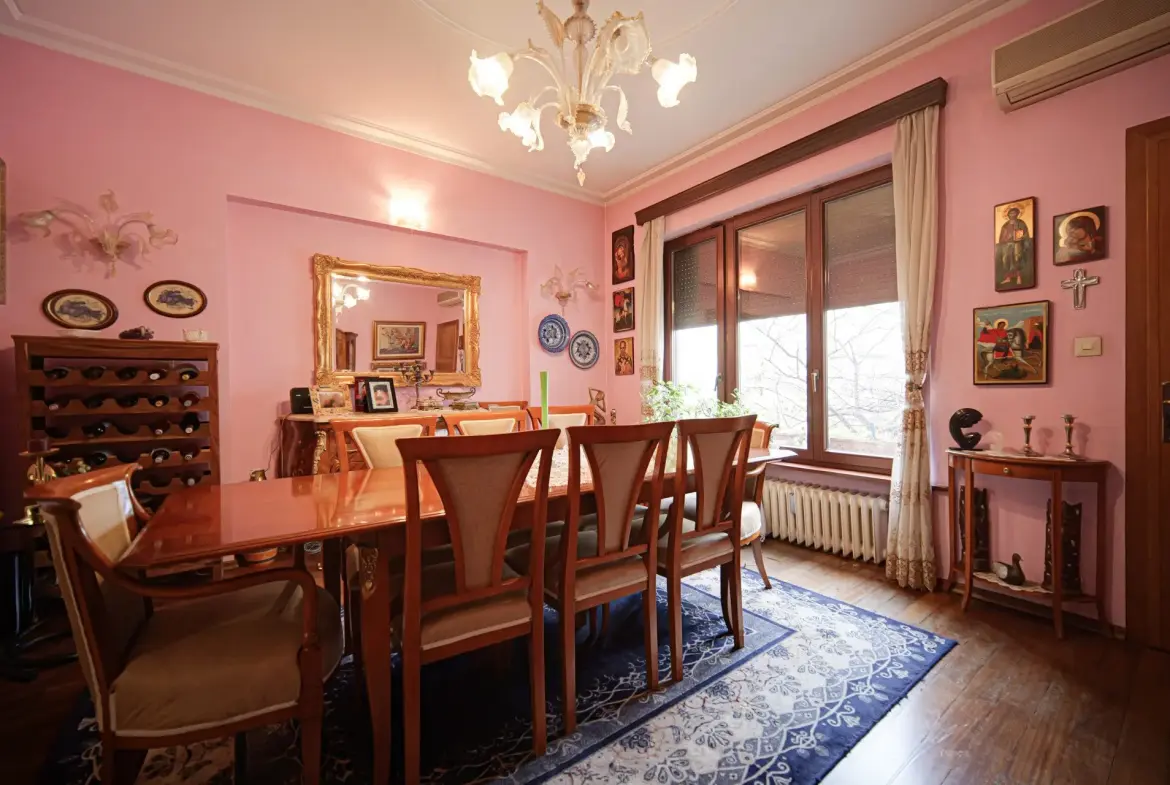 Aristocratic apartment for sale in an excellent location next to the St. Alexander Nevsky Cathedral