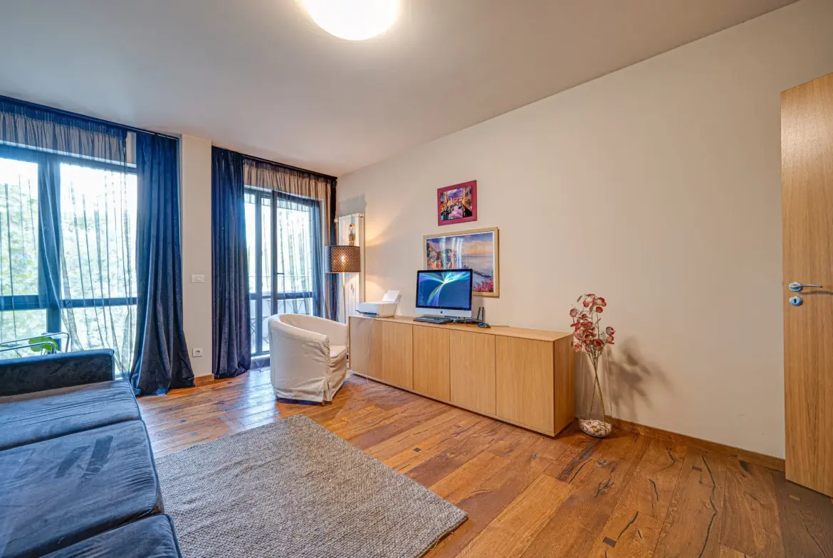 An exceptional four-room apartment in one of the most prestigious gated complexes in the Iztok district.