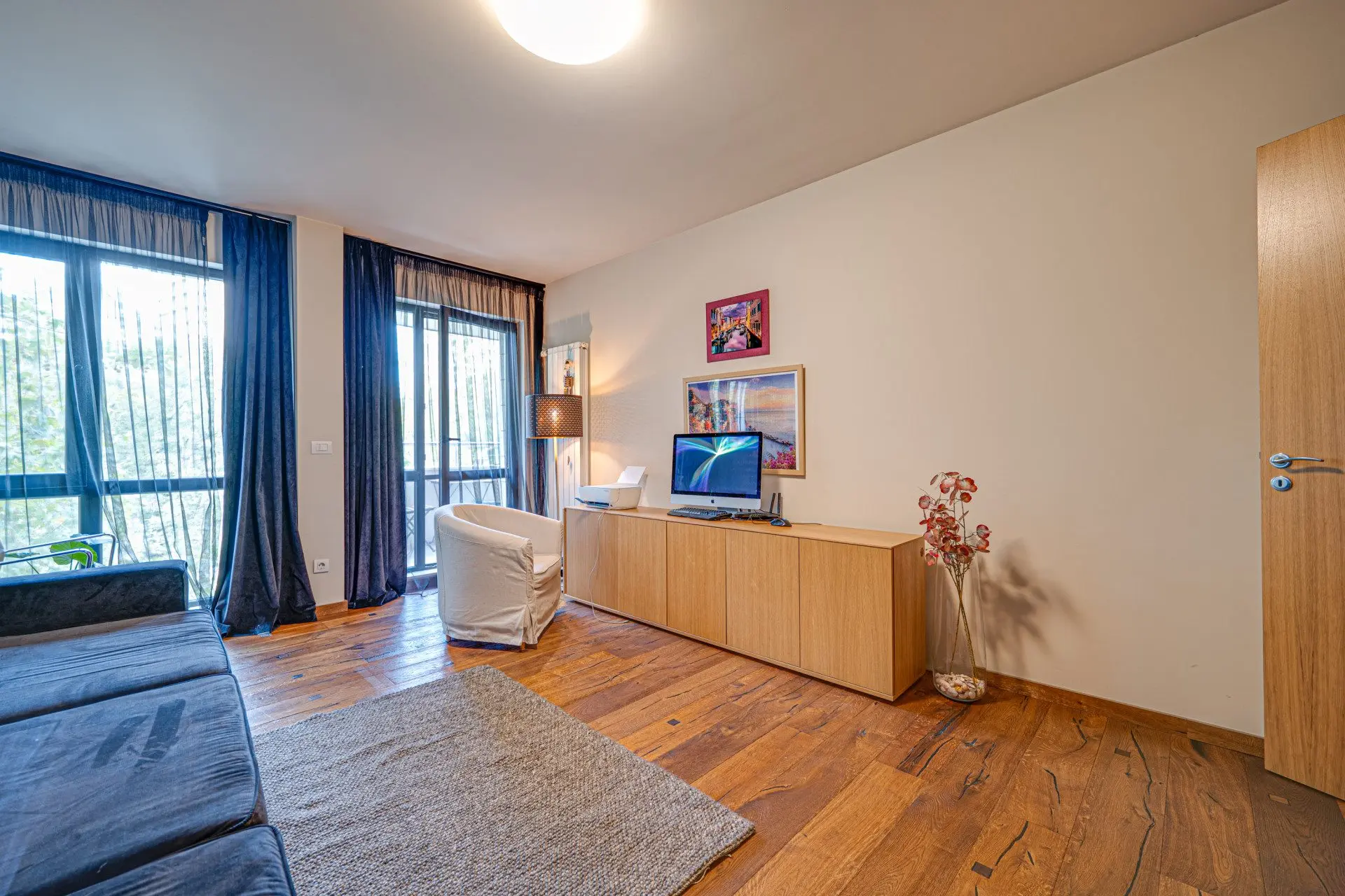 An exceptional four-room apartment in one of the most prestigious gated complexes in the Iztok district.