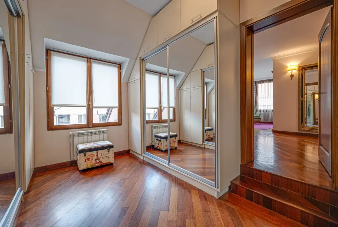 Impressive classic three-bedroom apartment in Manastirski Livadi-West district for sale