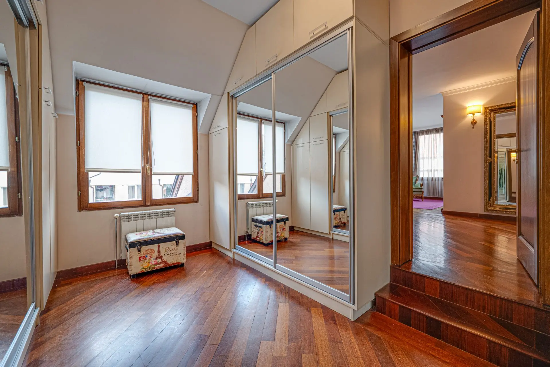 Impressive classic three-bedroom apartment in Manastirski Livadi-West district for sale