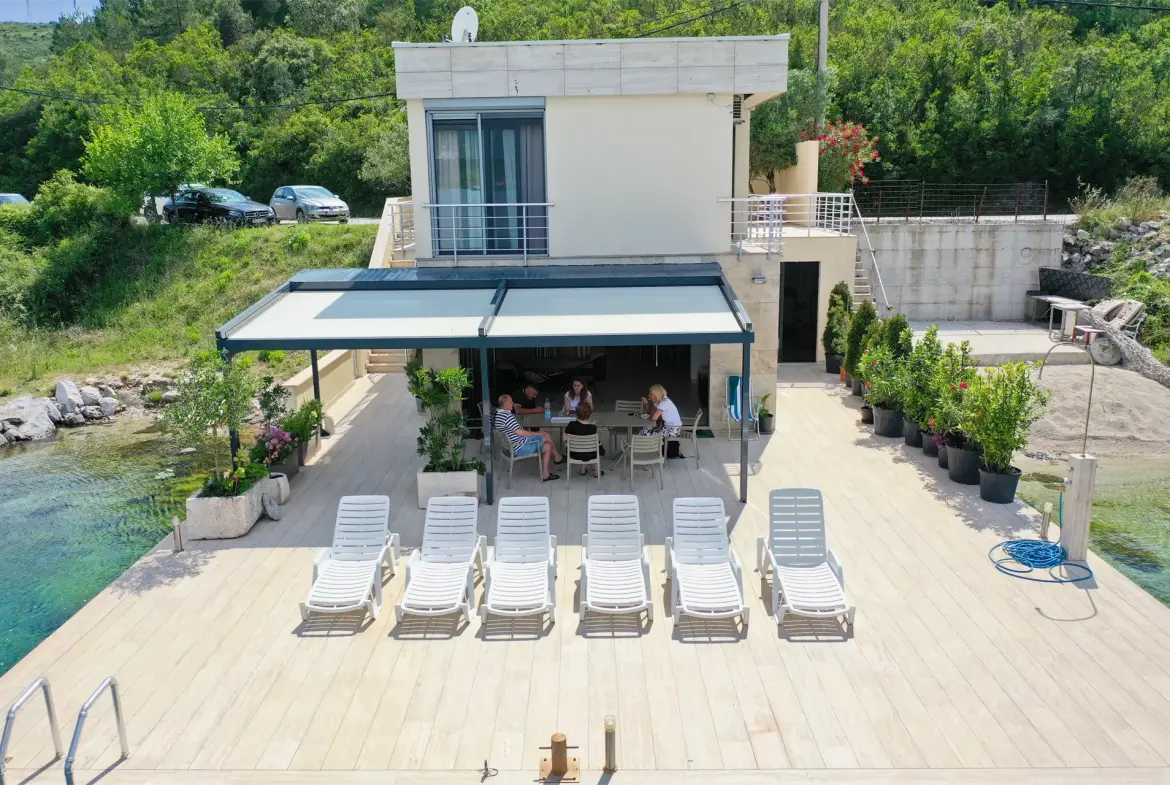 Villa first line to the sea
