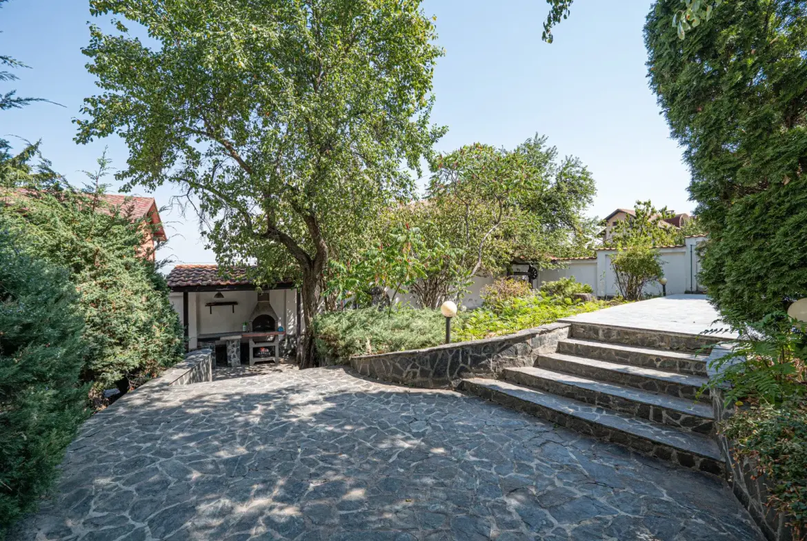 Family house with panoramic views, 1000 sq m yard, swimming pool and spa area in Simeonovo for sale