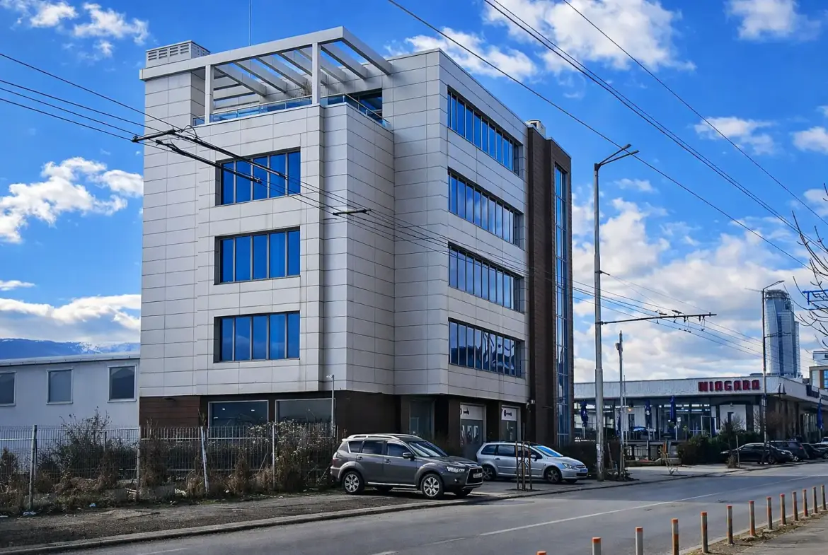 Office building with warehouse in a convenient location in Druzhba 2 district for sale