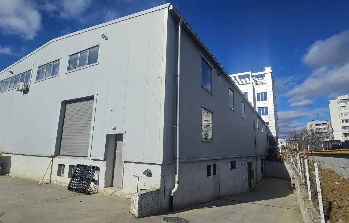 Office building with warehouse in a convenient location in Druzhba 2 district for sale