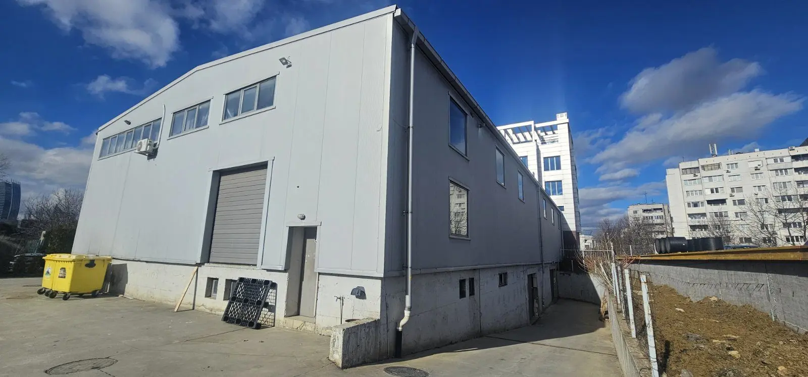 Office building with warehouse in a convenient location in Druzhba 2 district for sale