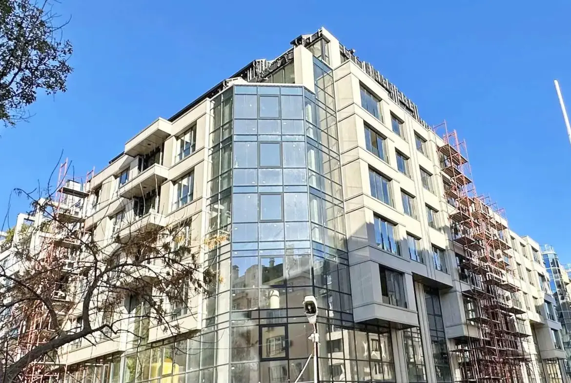 Three-room apartment in a luxury building in Lozenets for sale