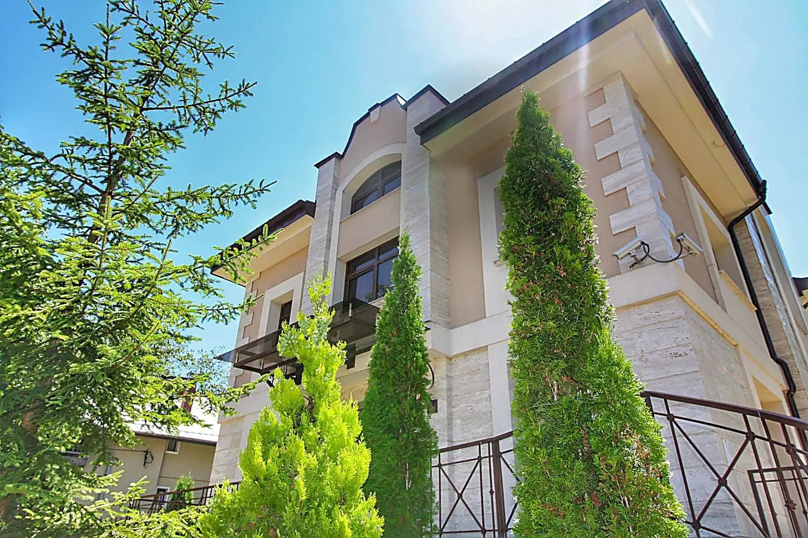 f040614d2231f74755aa8b9709240e27 A house with a great location in Boyana district for sale