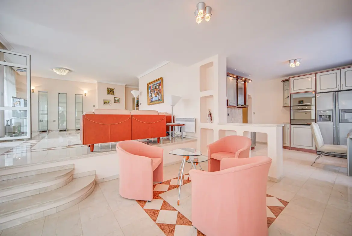 Spacious four-room apartment with panoramic views of Borisova Garden in the heart of Lozenets