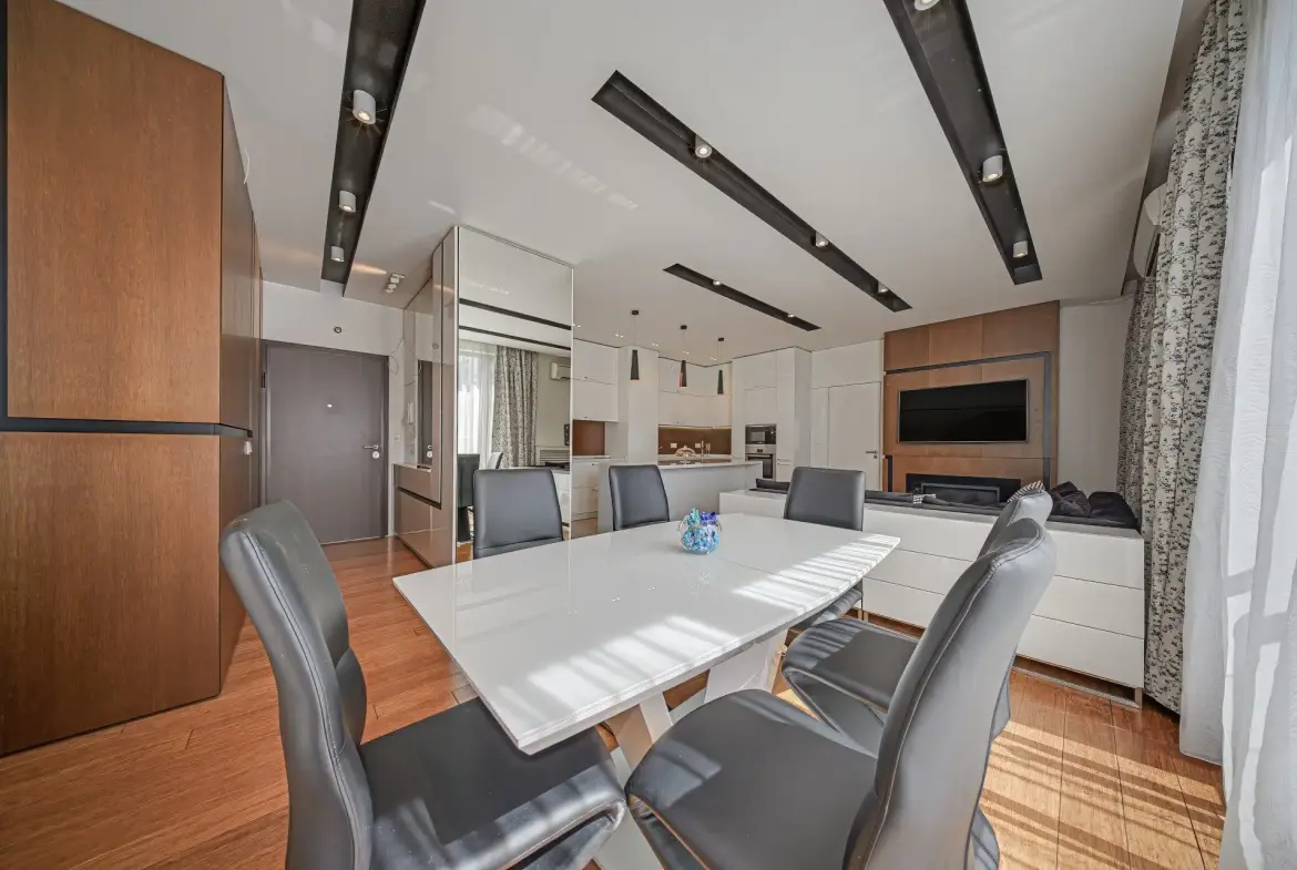 Penthouse in one of the most preferred and well-maintained complexes Flora Park