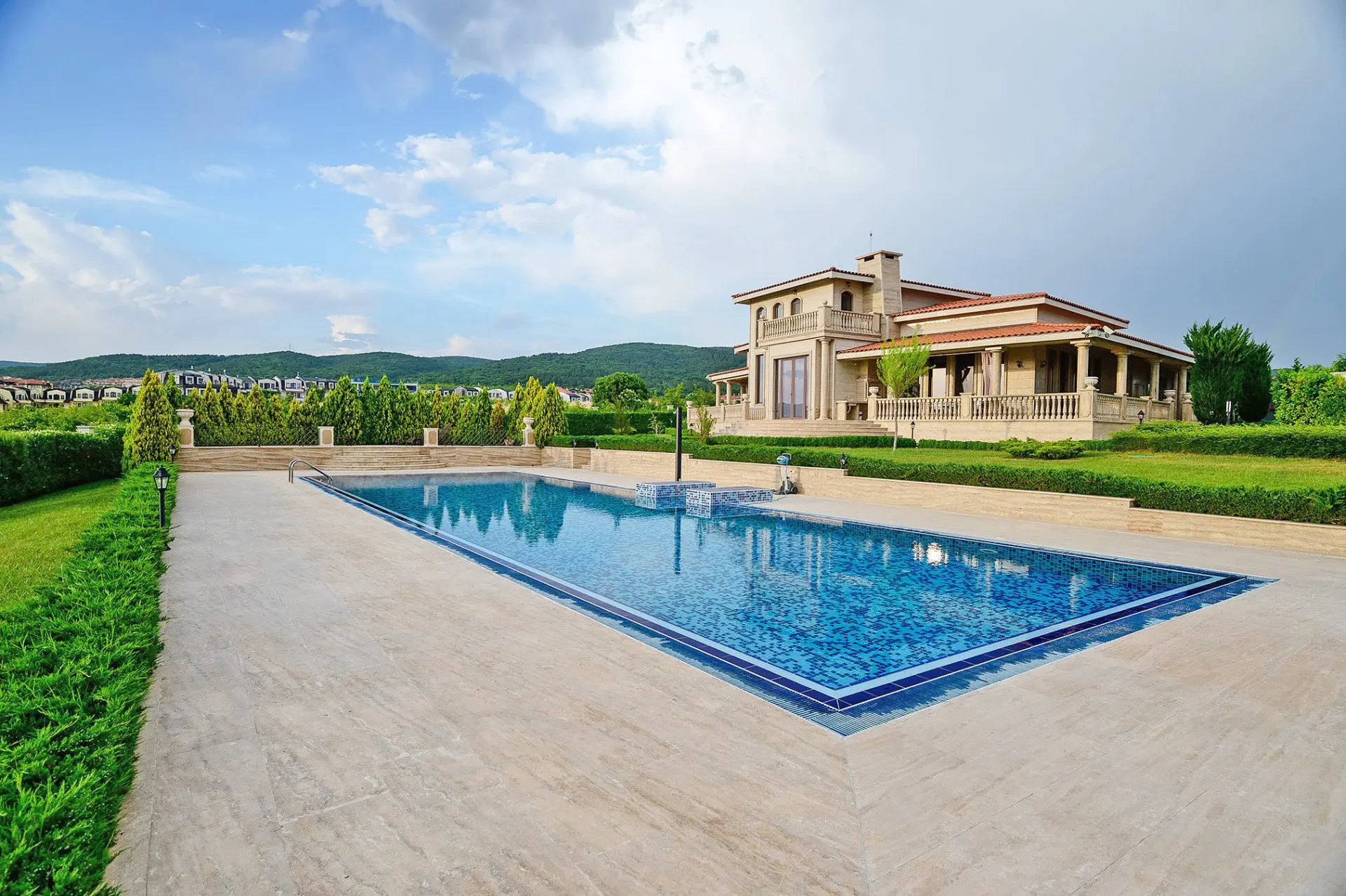 f24f776a32ec63b4afd813dc6eb94c17 An exclusive residence with a pool near the Sunny Beach resort