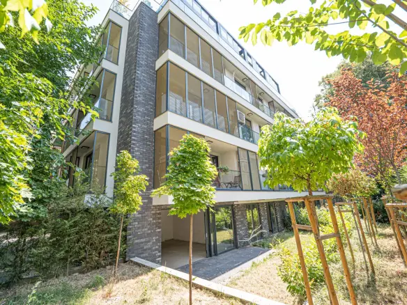 Apartment with a spacious private yard and a garage with direct indoor access in downtown Sofia