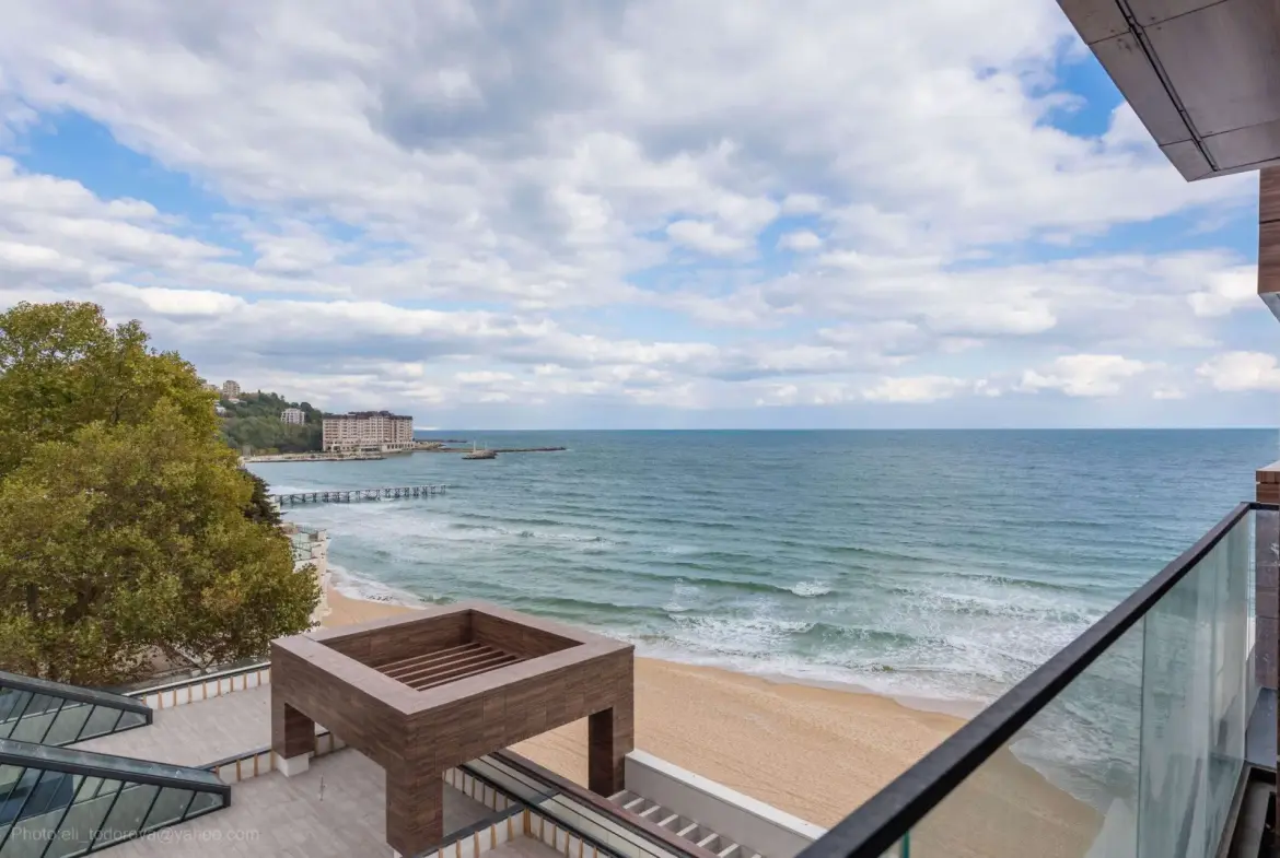 Luxury apartment in a complex on the first line to the beach