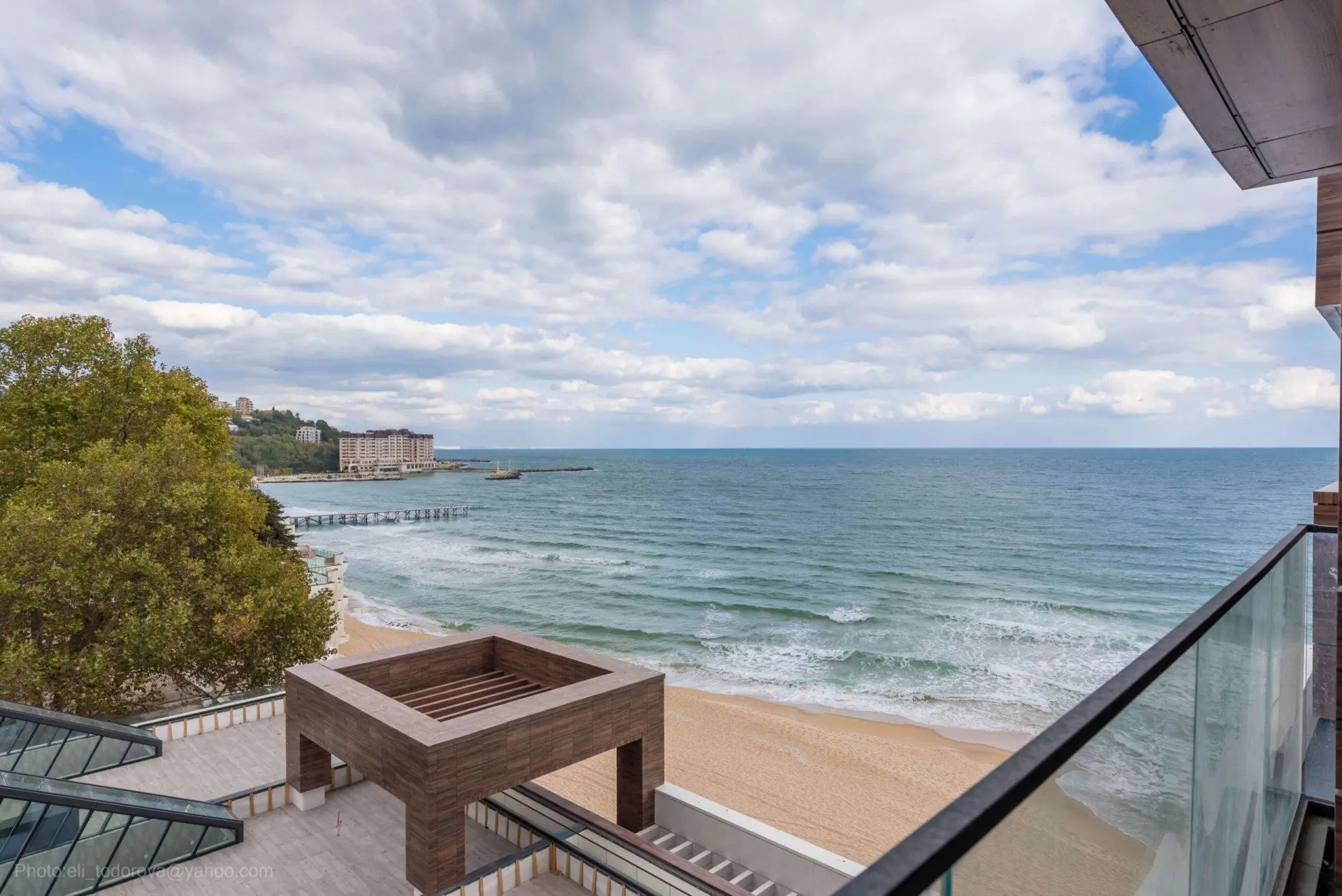 Luxury apartment in a complex on the first line to the beach