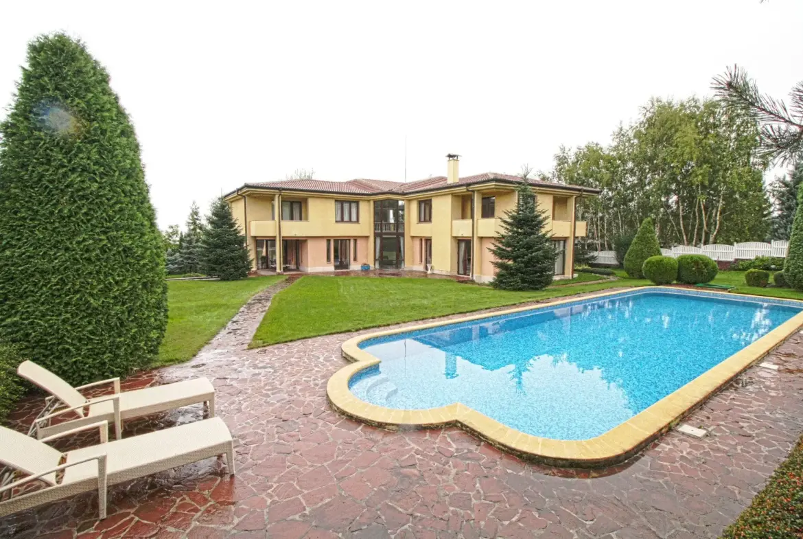 Spacious semi-furnished house in a gated community in Simeonovo.