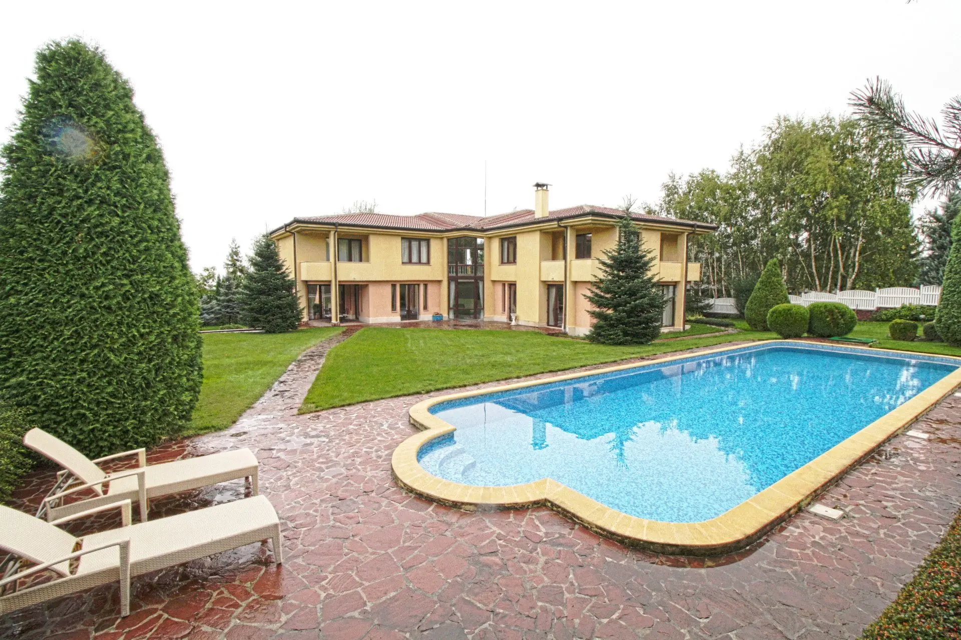 Spacious semi-furnished house in a gated community in Simeonovo.