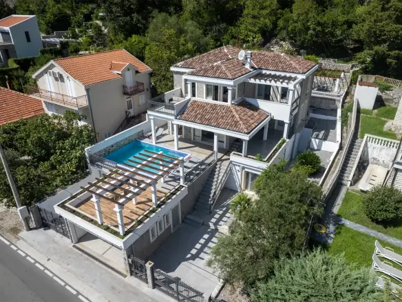 Four bedrooms villa Boka Bay
