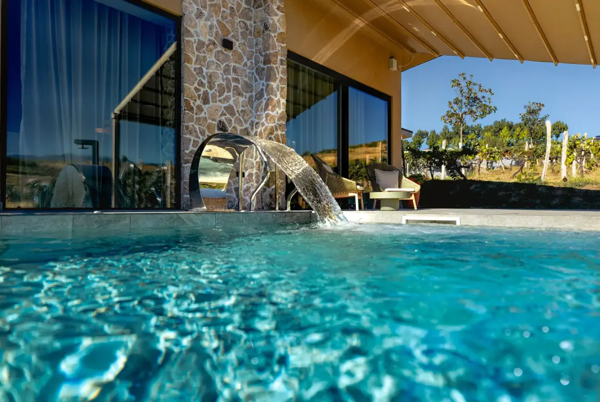 Holiday house with a pool of the area in city Melnik
