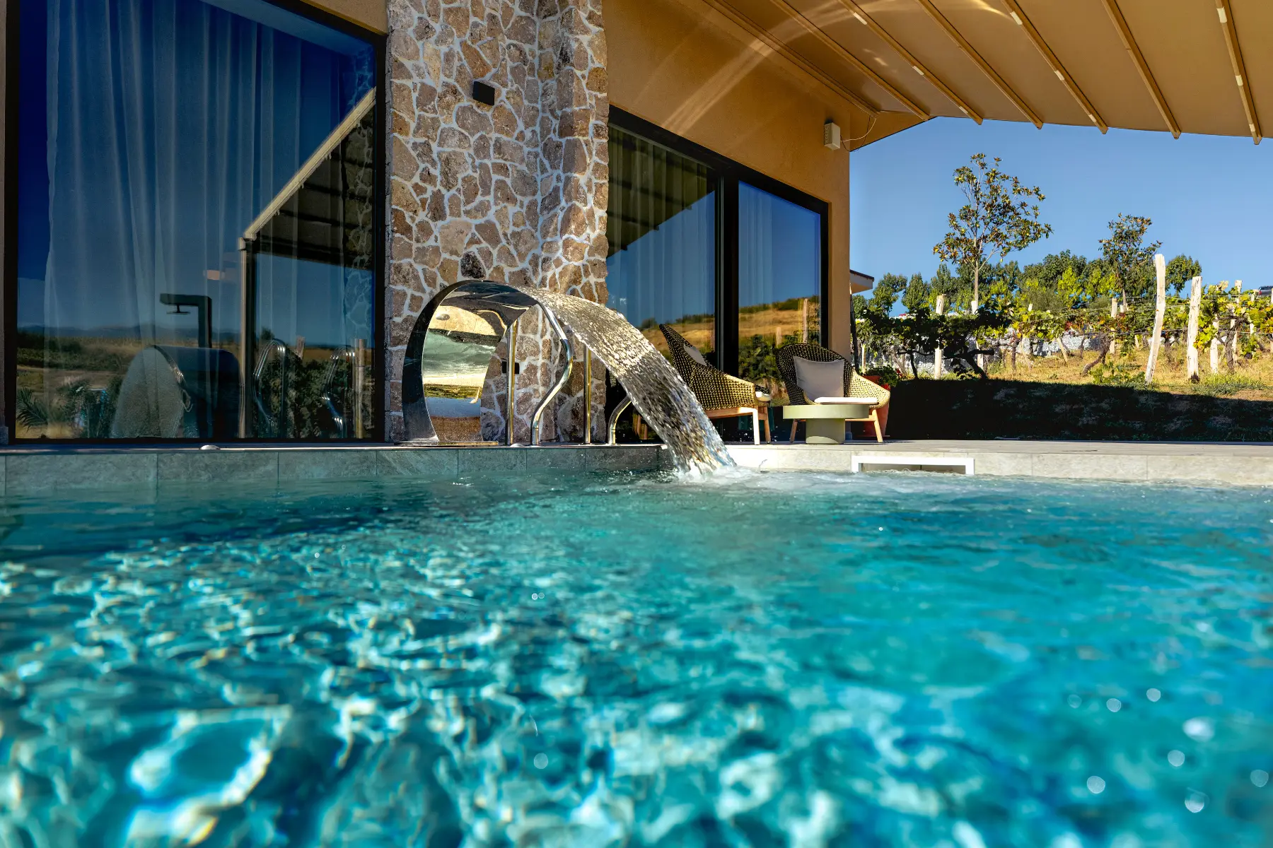 Holiday house with a pool of the area in city Melnik