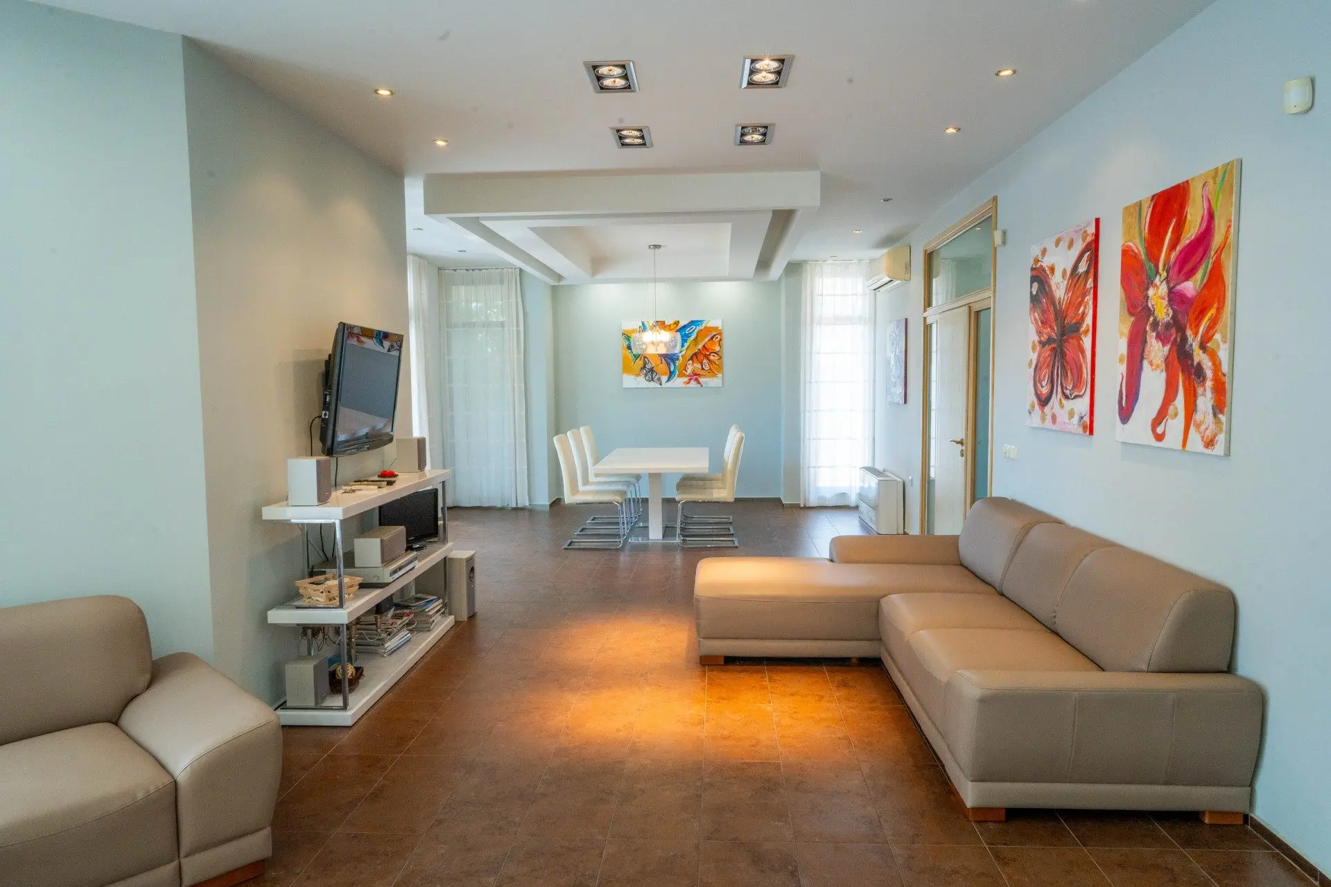 Spacious detached house in excellent condition and swimming pool in Budjaka area