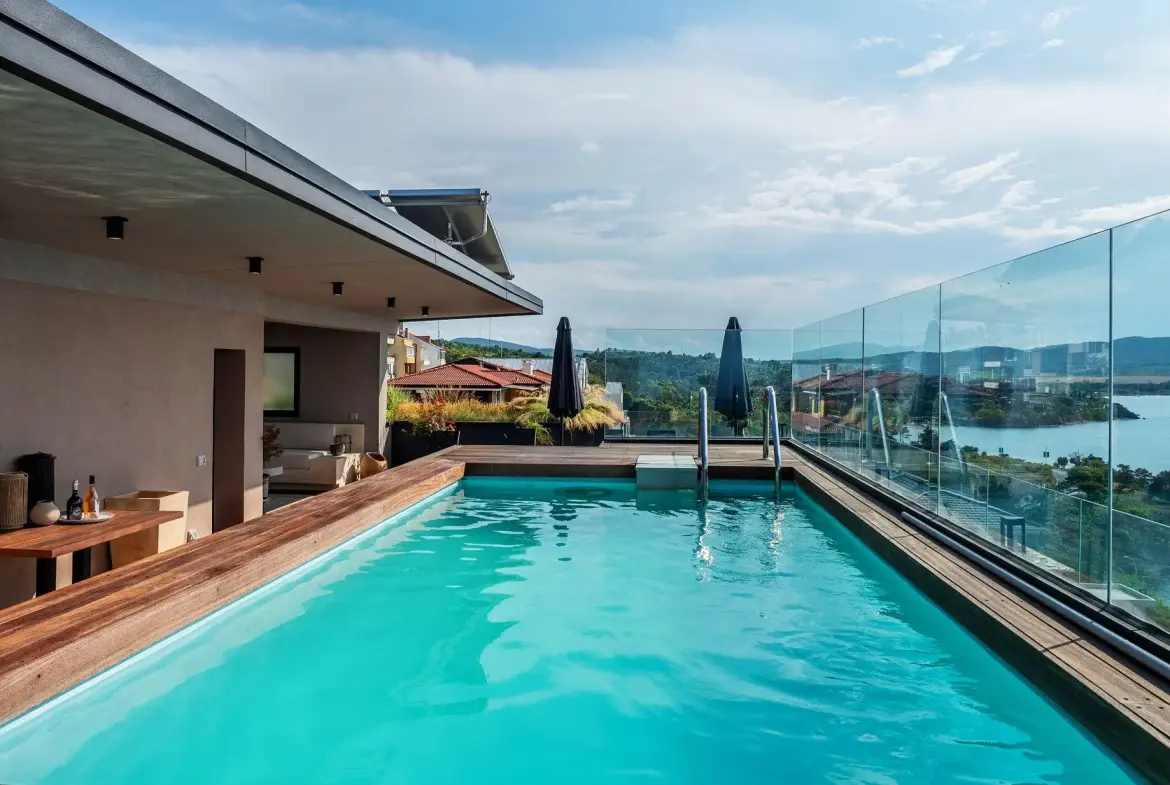 Penthouse with an infinity pool and a view of Marina Port Sozopol