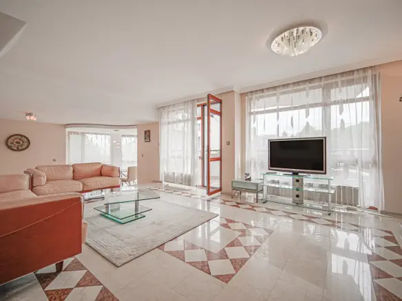 Spacious four-room apartment with panoramic views of Borisova Garden in the heart of Lozenets