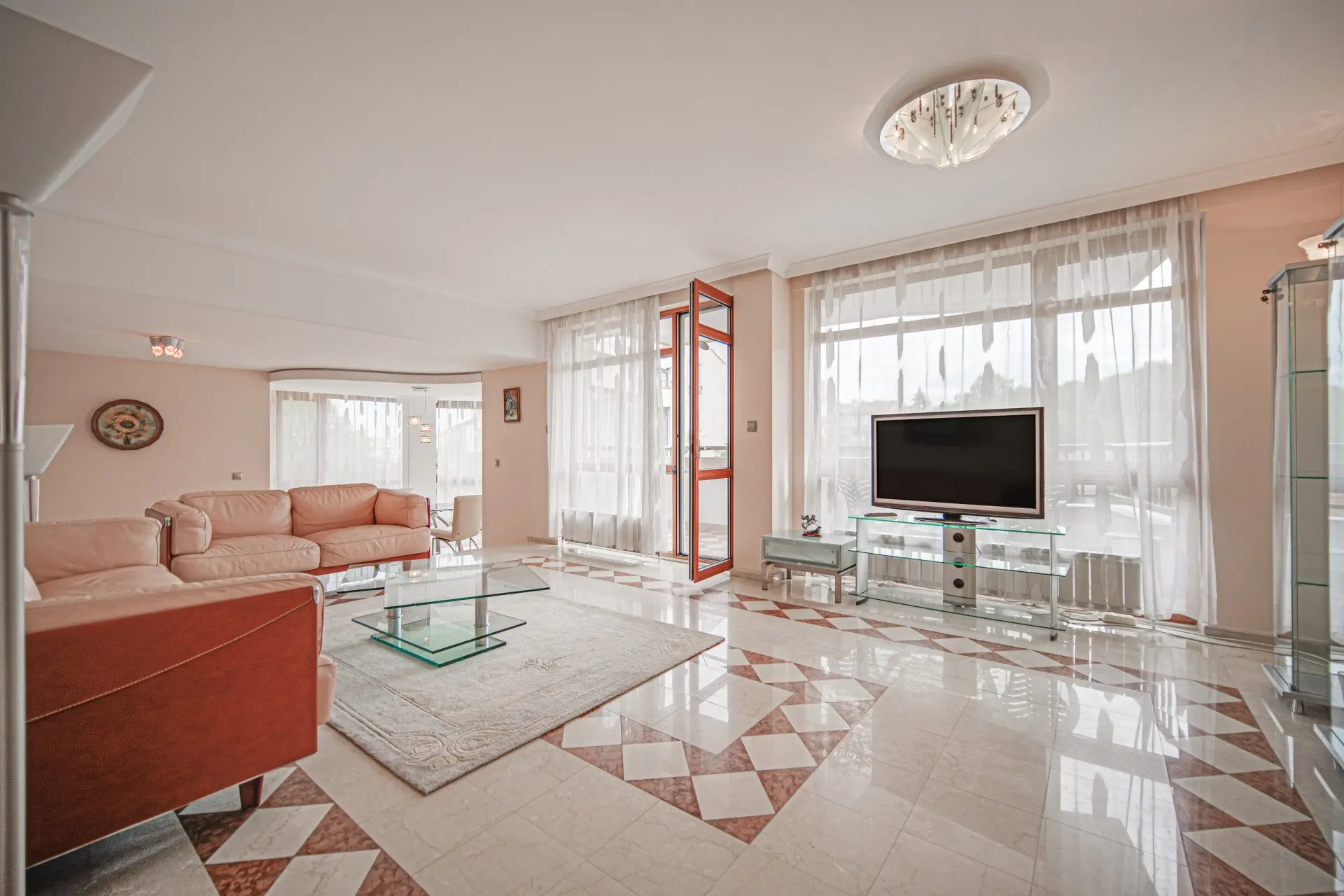 Spacious four-room apartment with panoramic views of Borisova Garden in the heart of Lozenets