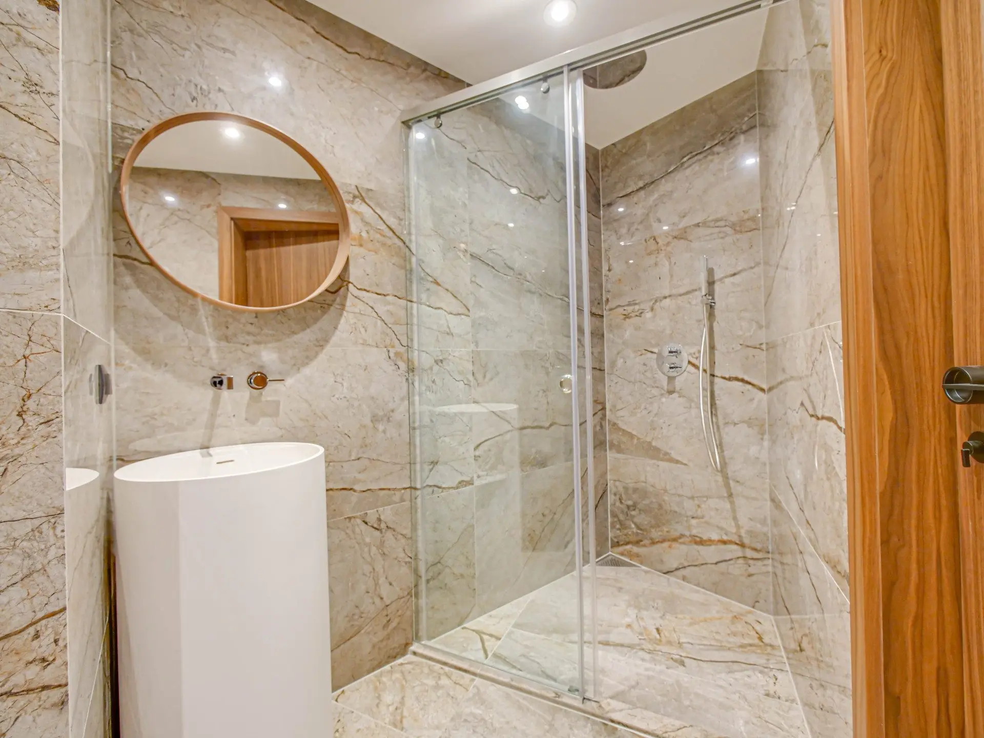 Magnificent three-bedroom apartment with a double garage in the Iztok district for sale