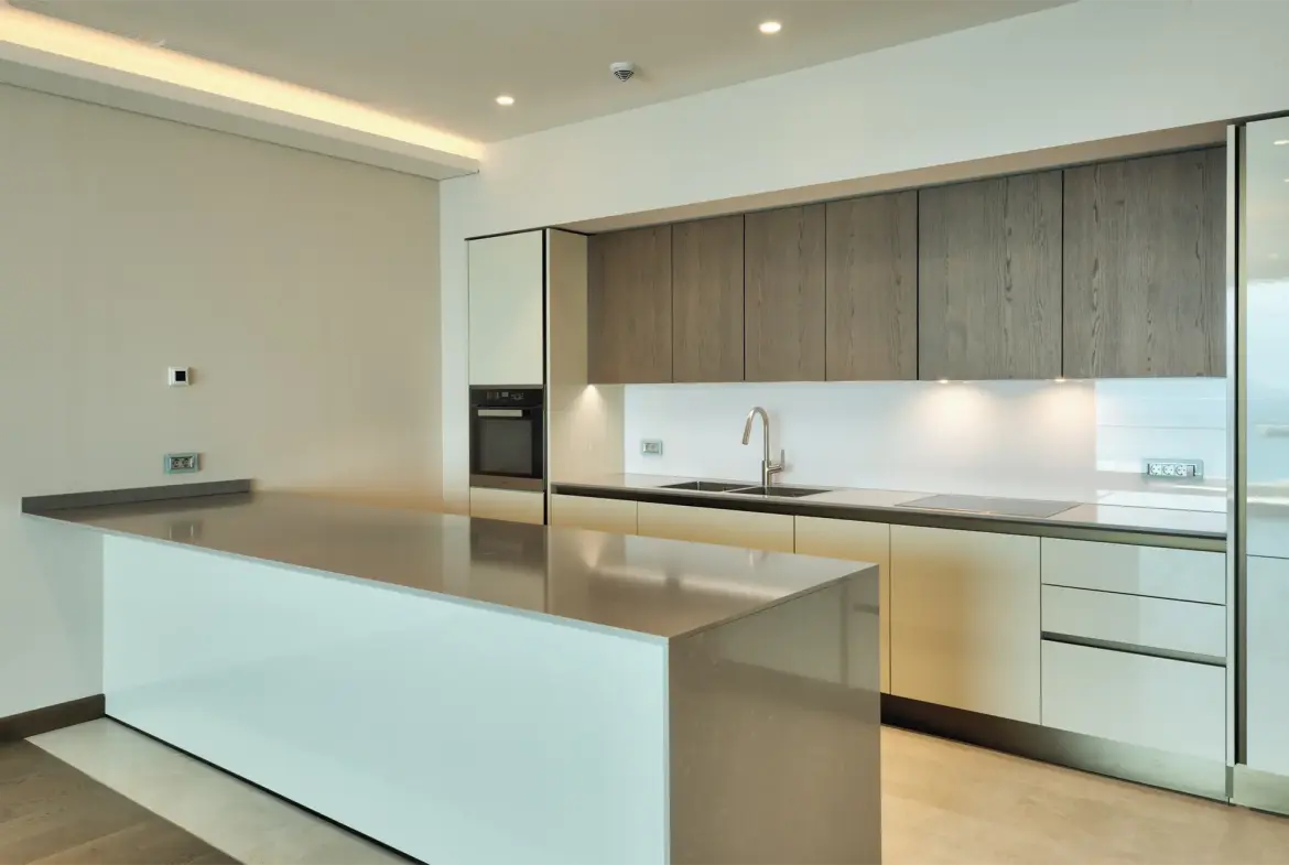 Spacious and modern three-bedroom apartment in Marina Residences