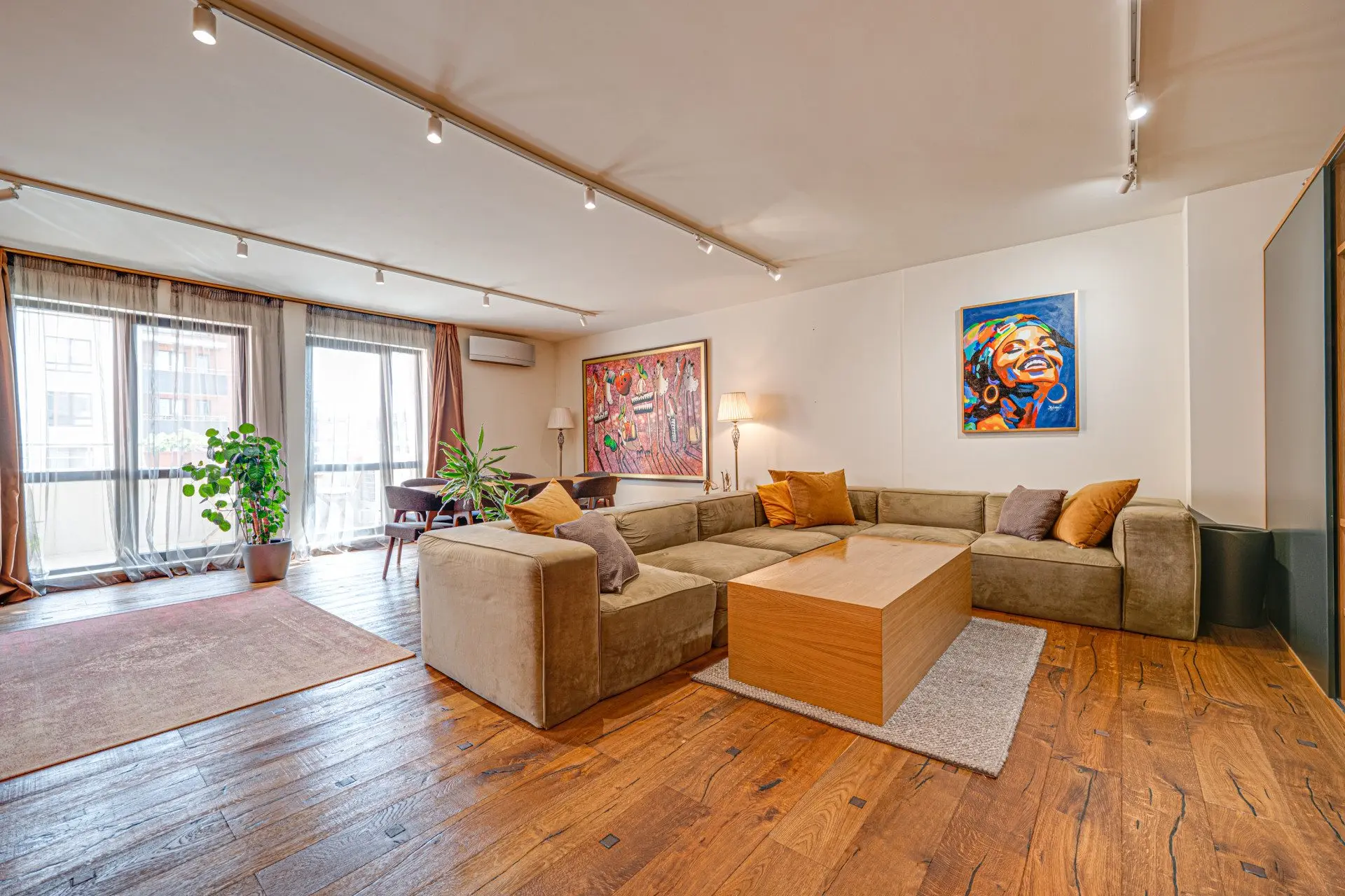 An exceptional four-room apartment in one of the most prestigious gated complexes in the Iztok district.