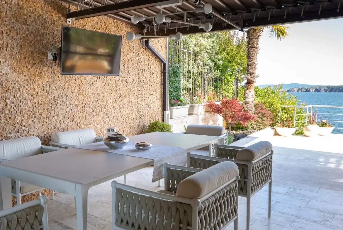 Excellent detached house in Sozopol on the seafront with pool and beach.