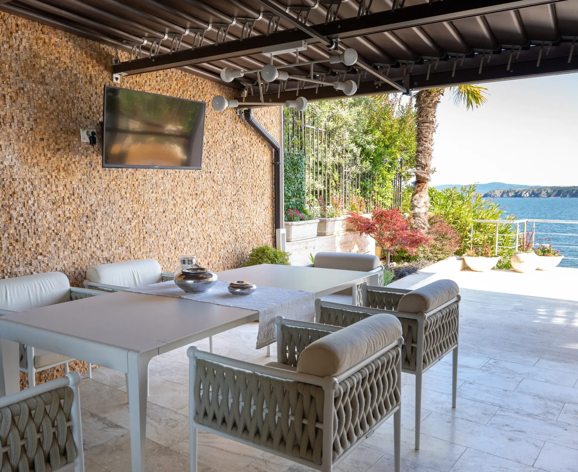 fac85330bdf1a61b097b7e3cdb24b576-1 Excellent detached house in Sozopol on the seafront with pool and beach.