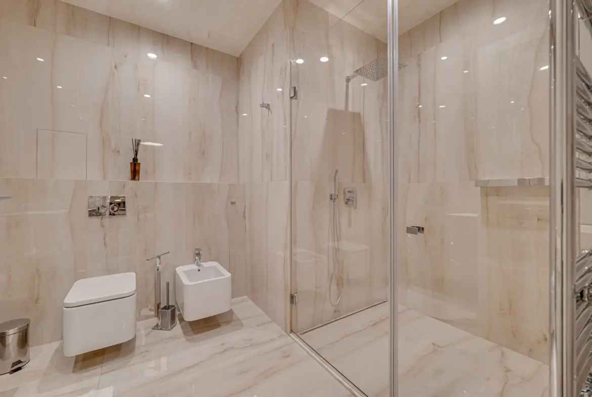 Designer apartment in an iconic building with a parking space included in the price