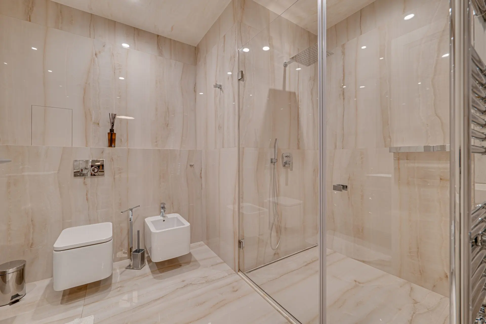 Designer apartment in an iconic building with a parking space included in the price