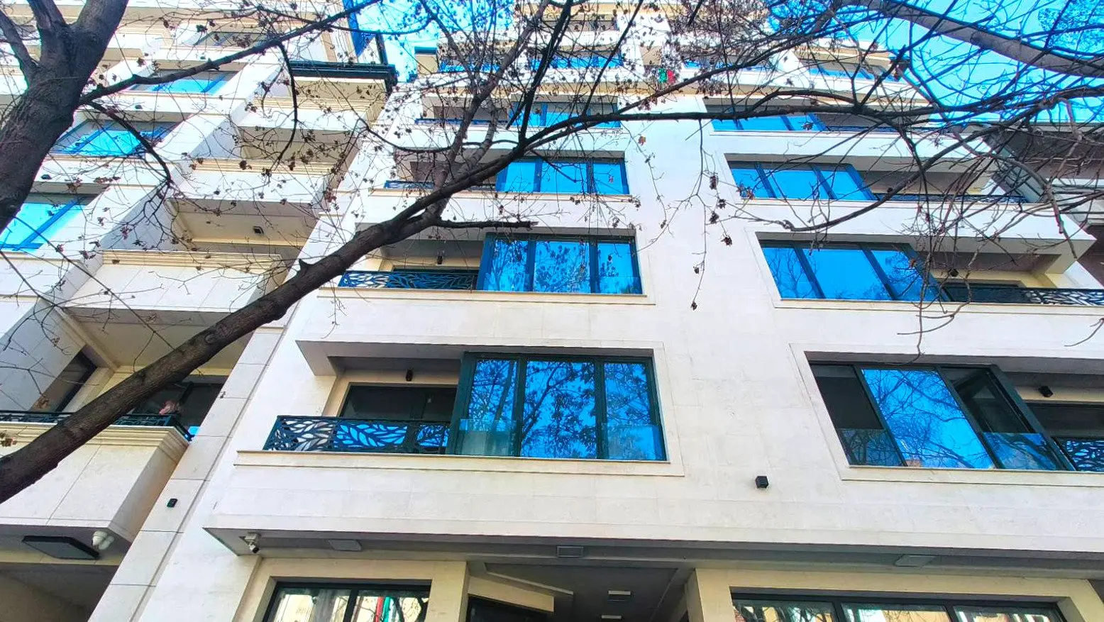 Office with an excellent location and three parking spaces next to the National Assembly and the Council of Ministers