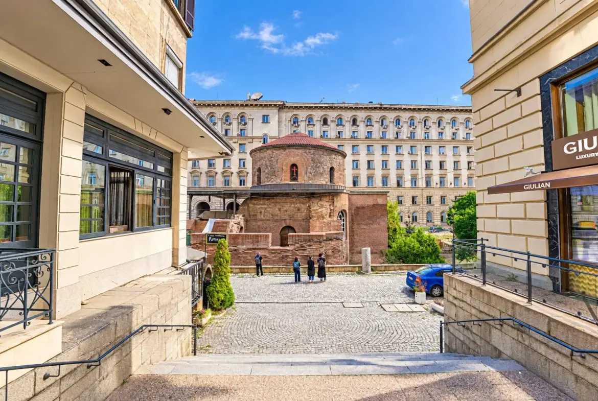 Elegant penthouse with impressive high ceilings on Saborna Street