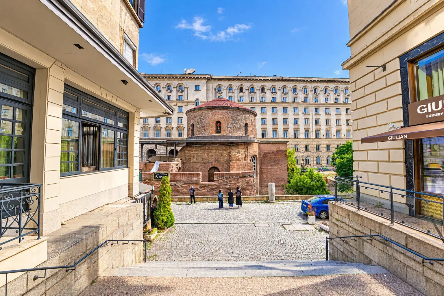Elegant penthouse with impressive high ceilings on Saborna Street