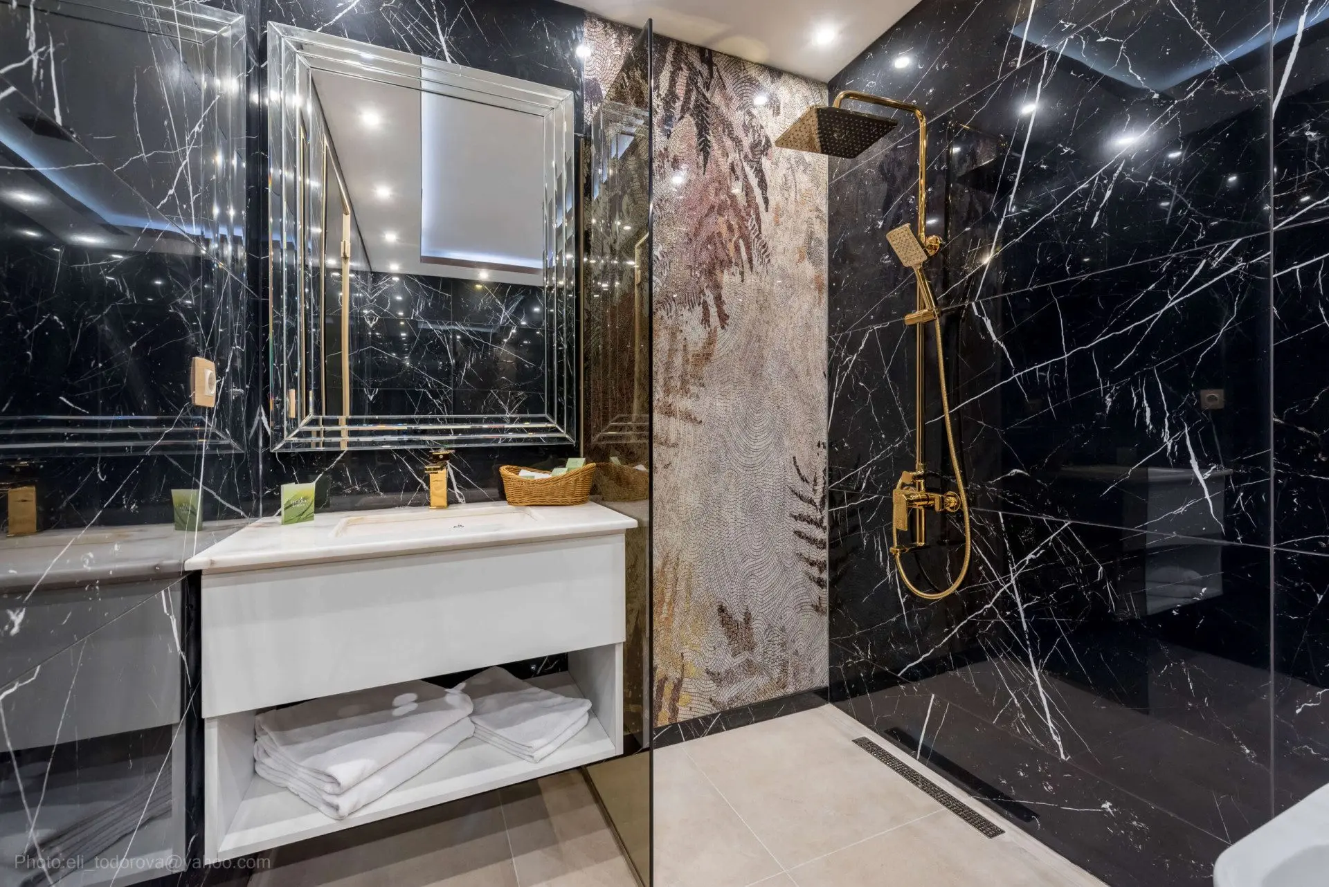 feae61d6079533869eb7da80acdd2177-1 Luxury apartment in a complex on the first line to the beach
