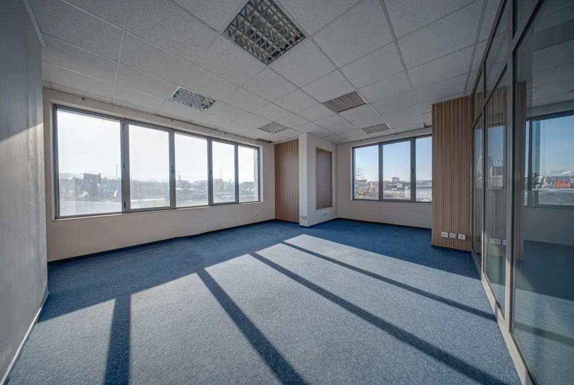 Office building with warehouse in a convenient location in Druzhba 2 district for sale
