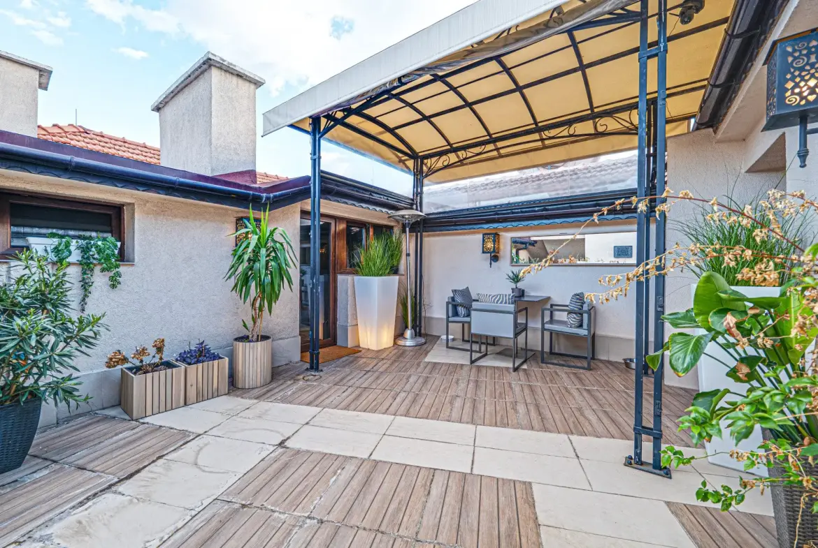 Elegant penthouse with impressive high ceilings on Saborna Street