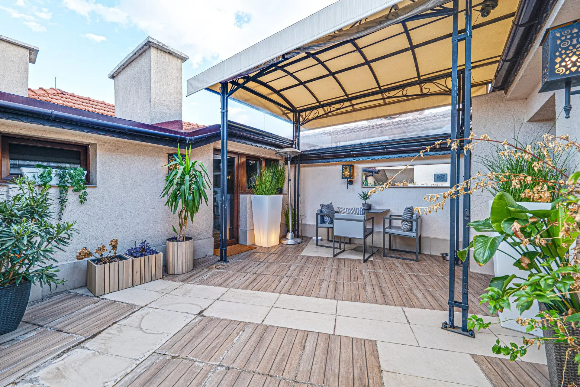 Elegant penthouse with impressive high ceilings on Saborna Street