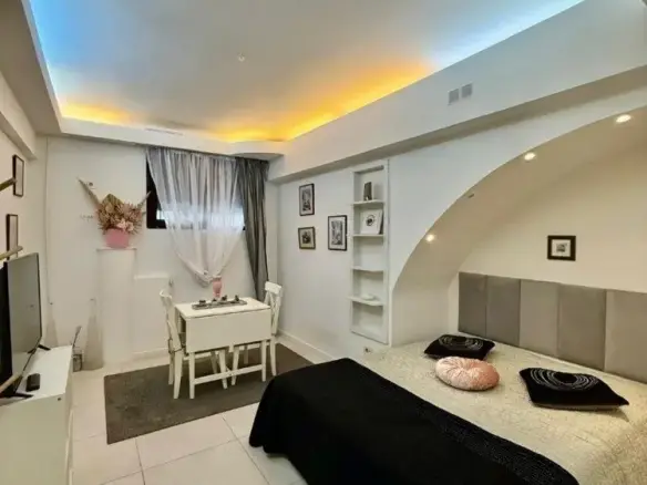 Studio for sale in the semi-basement of a building next to Romanian Athenaeum, Bucharest 26.3 sqm