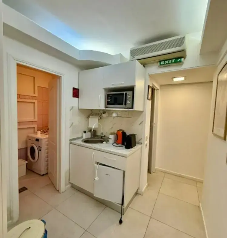 Studio for sale in the semi-basement of a building next to Romanian Athenaeum, Bucharest 26.3 sqm